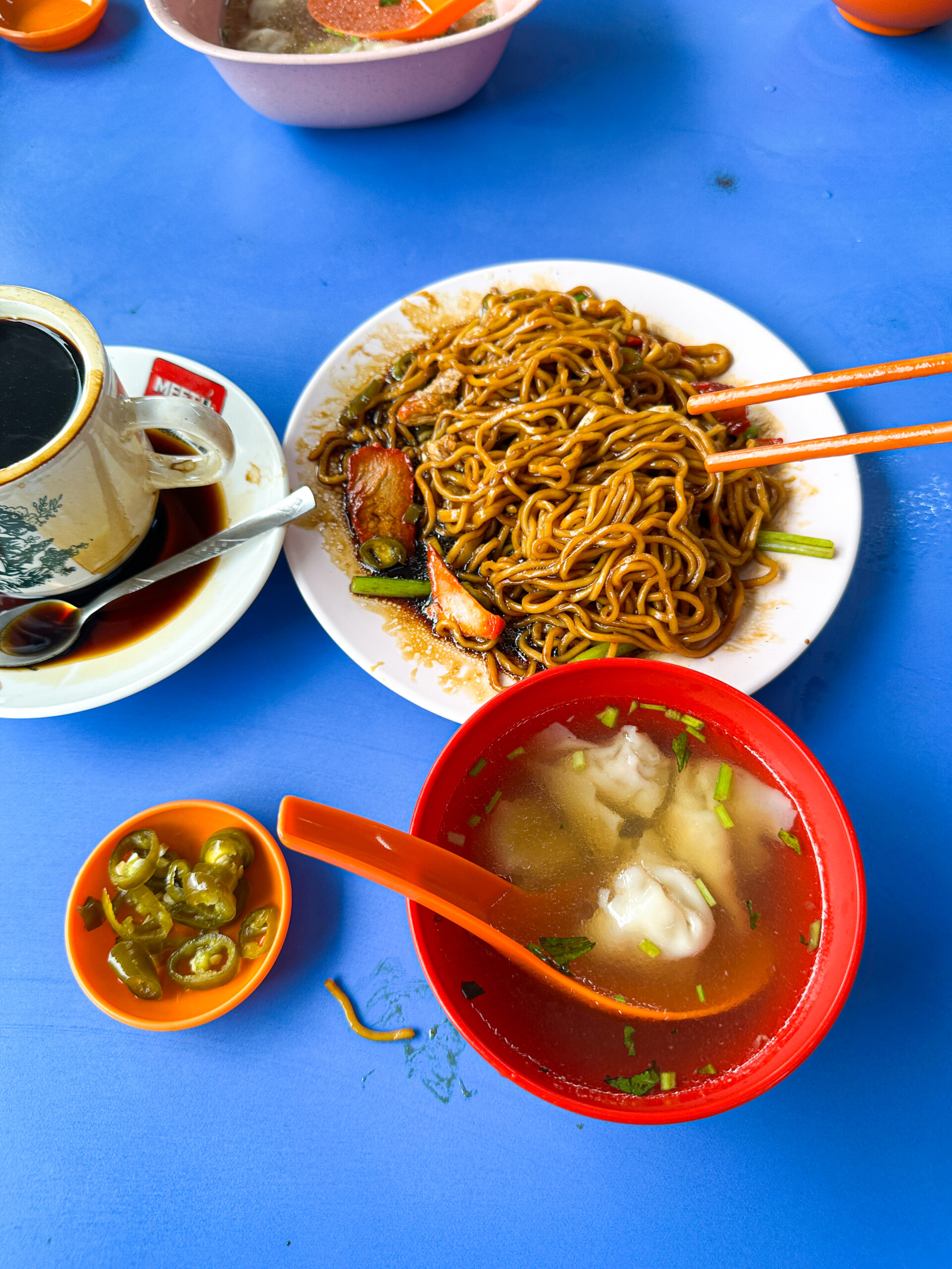 ワンタン入りスープとチャーシュー｜マレーシアの定番ワンタンミー