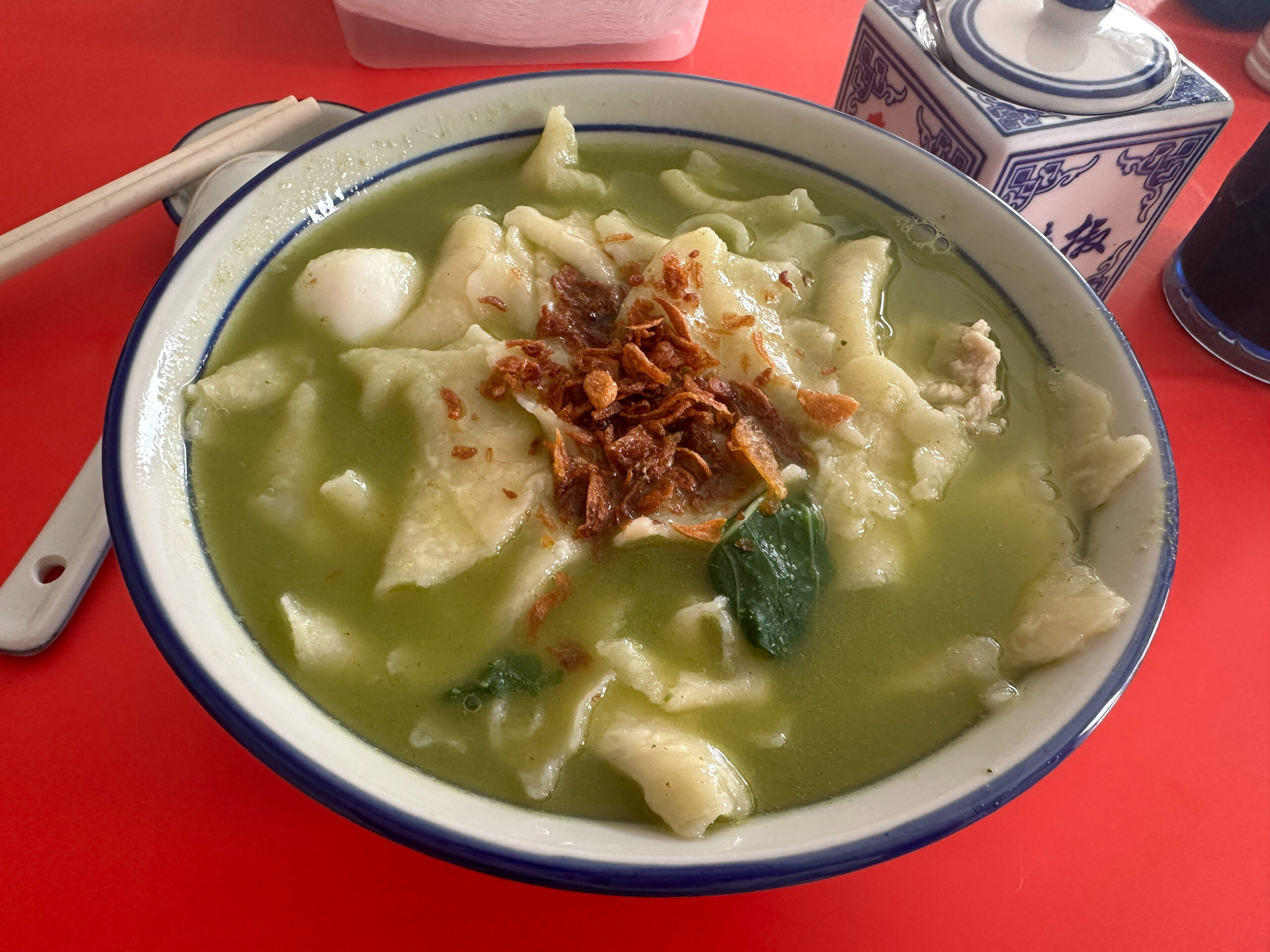 擂茶面粉糕 レイチャーミィエンフェンガオ 緑色スープ