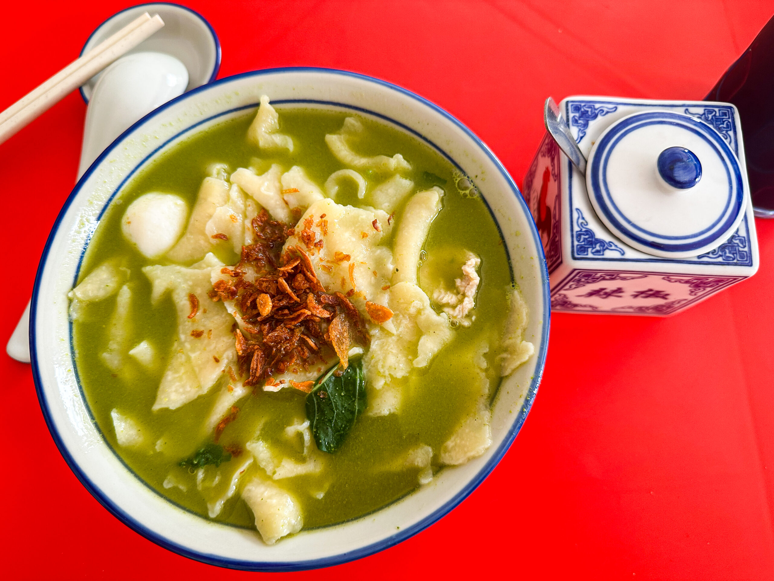 老油条茶室　擂茶面粉糕 レイチャーミィエンフェンガオ 緑色スープ