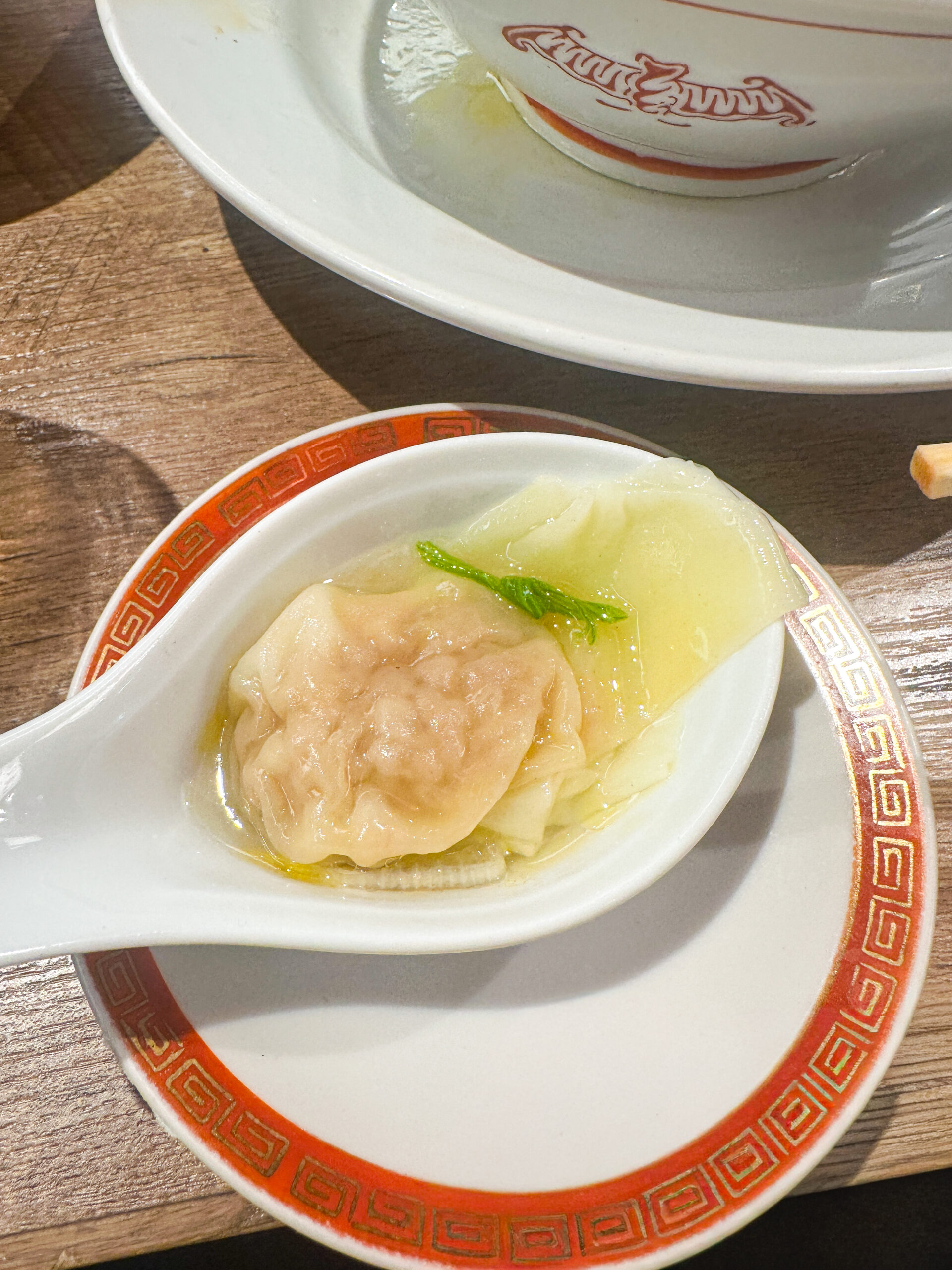 「広州市場 ランチ雲呑麺 塩
肉汁たっぷり手包みワンタン」