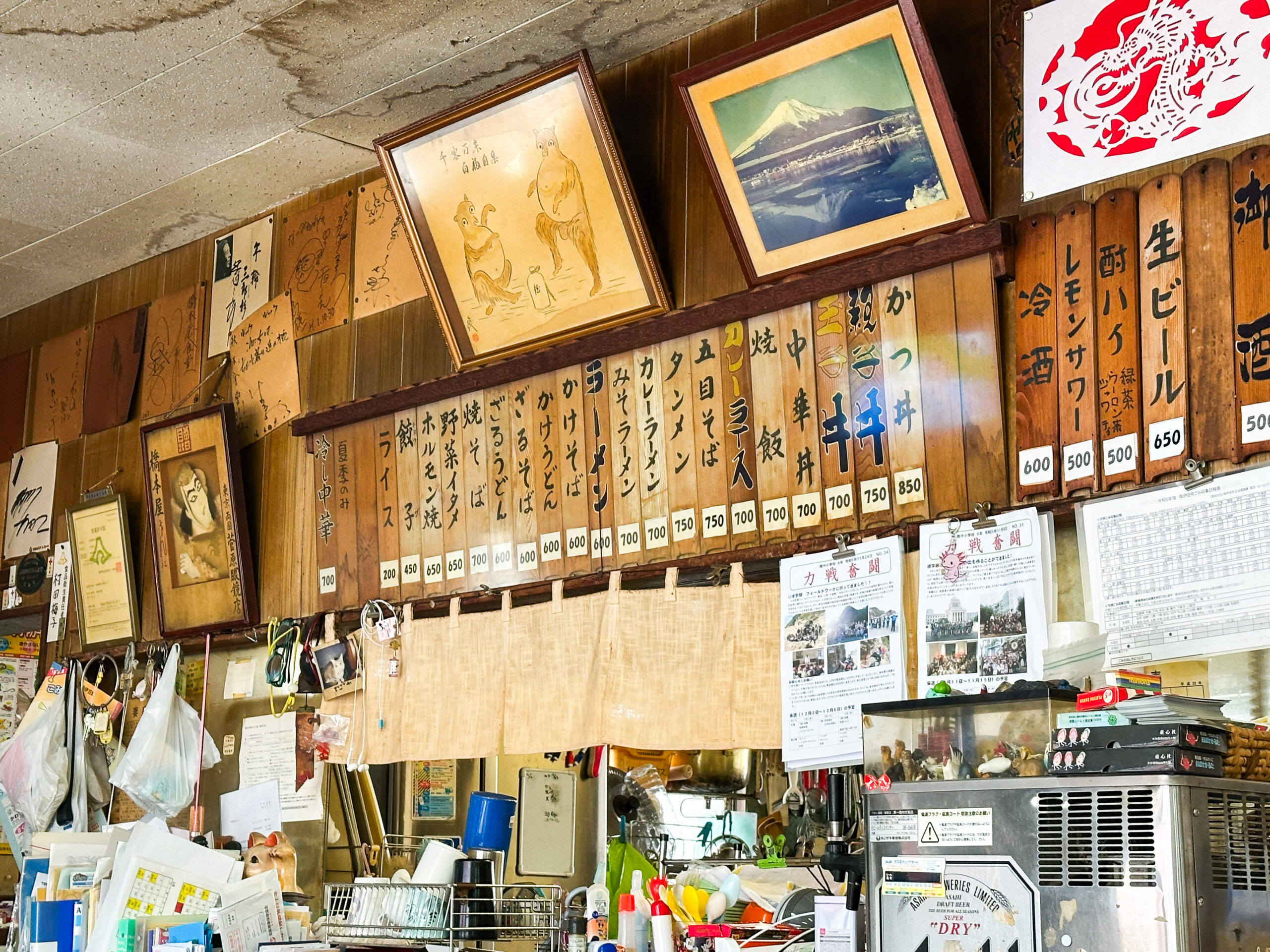 橋本屋食堂 店内 生活感のある様子　メニュー