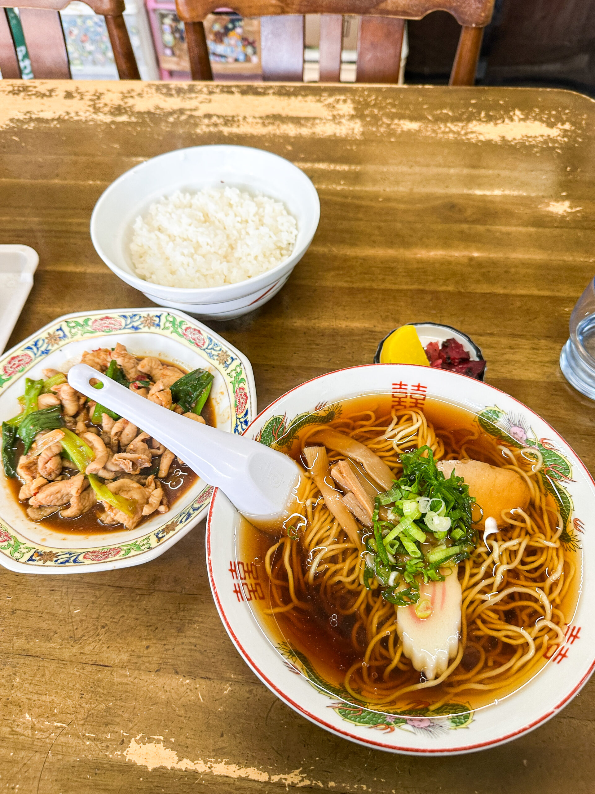 橋本屋食堂 ラーメン 透き通ったスープ　ホルモン焼