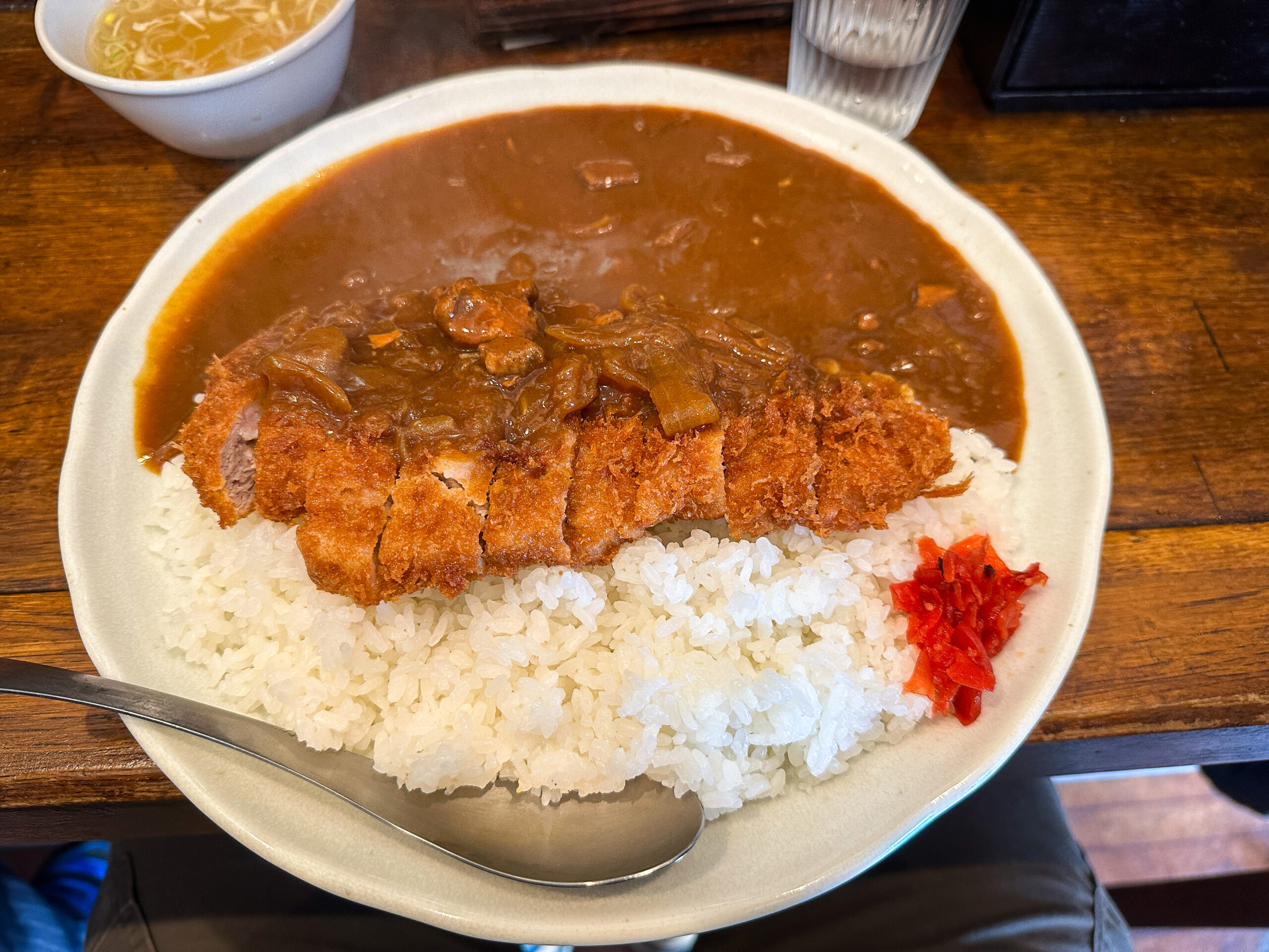 万里食堂のボリューム満点カツカレー（伊東市）
