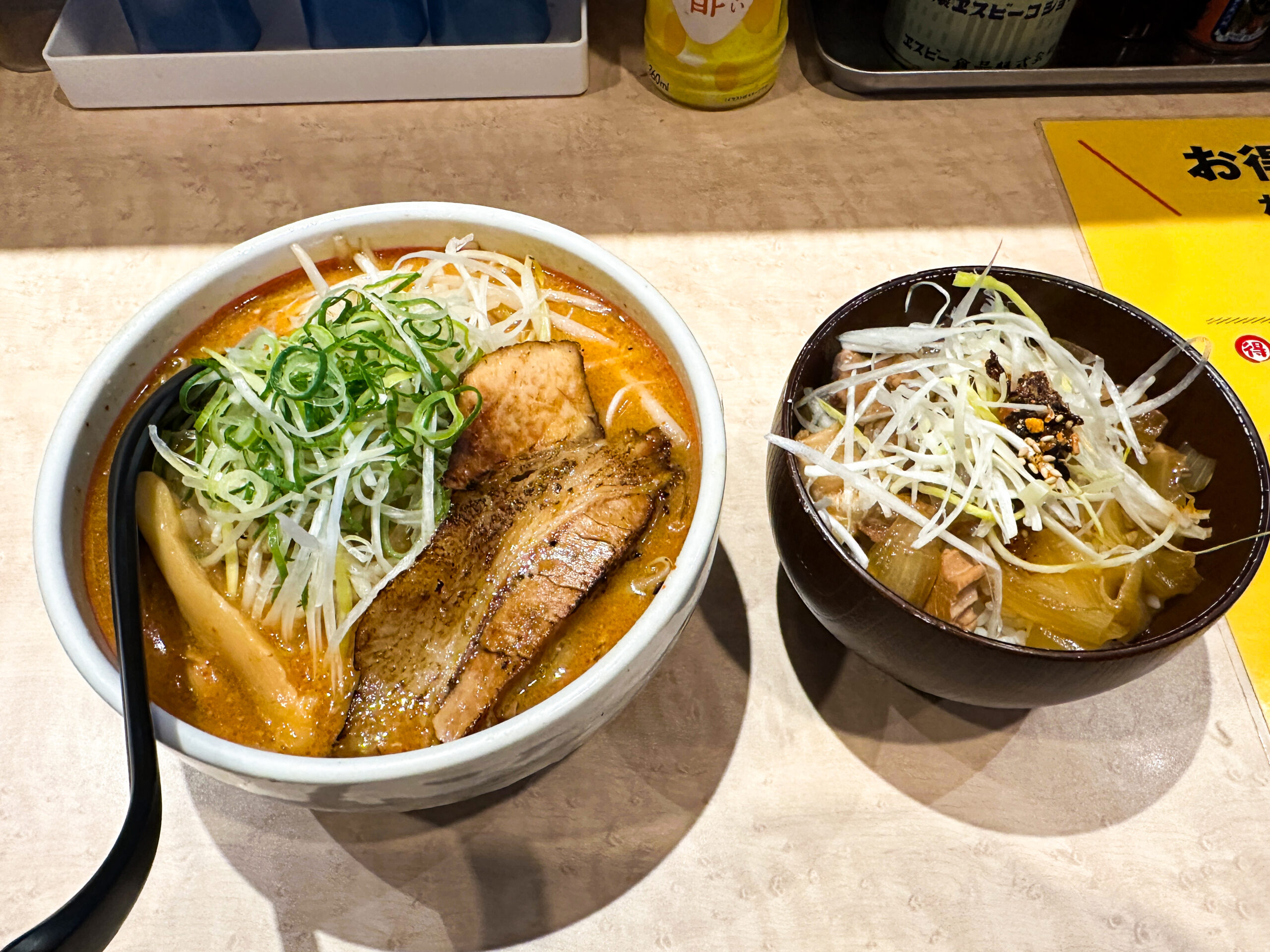 香ばしい焼き味噌スープの札幌味噌ラーメン、角チャーシュー白ネギ飯