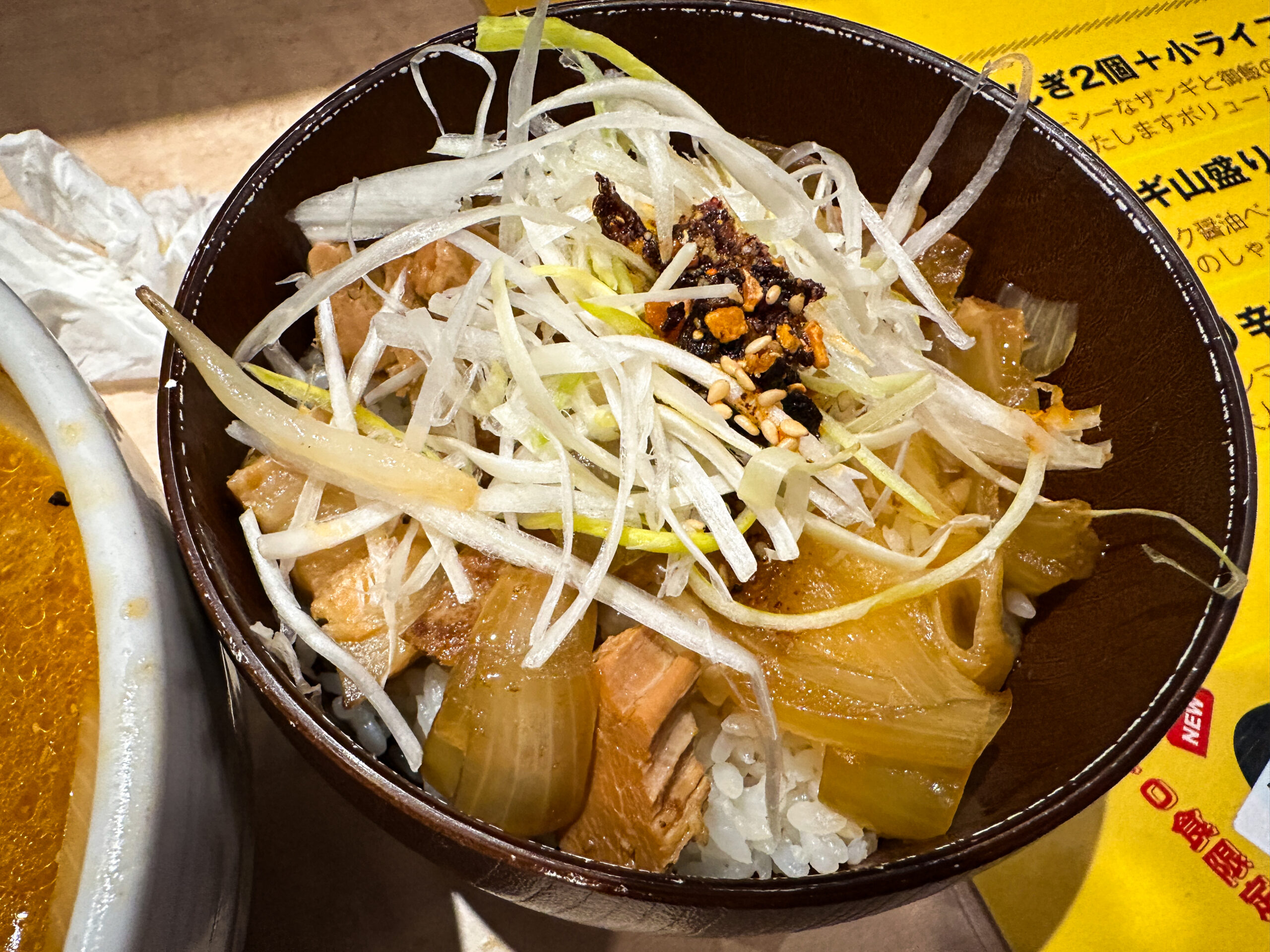 香ばしい焼き味噌スープの札幌味噌ラーメン、角チャーシュー白ネギ飯