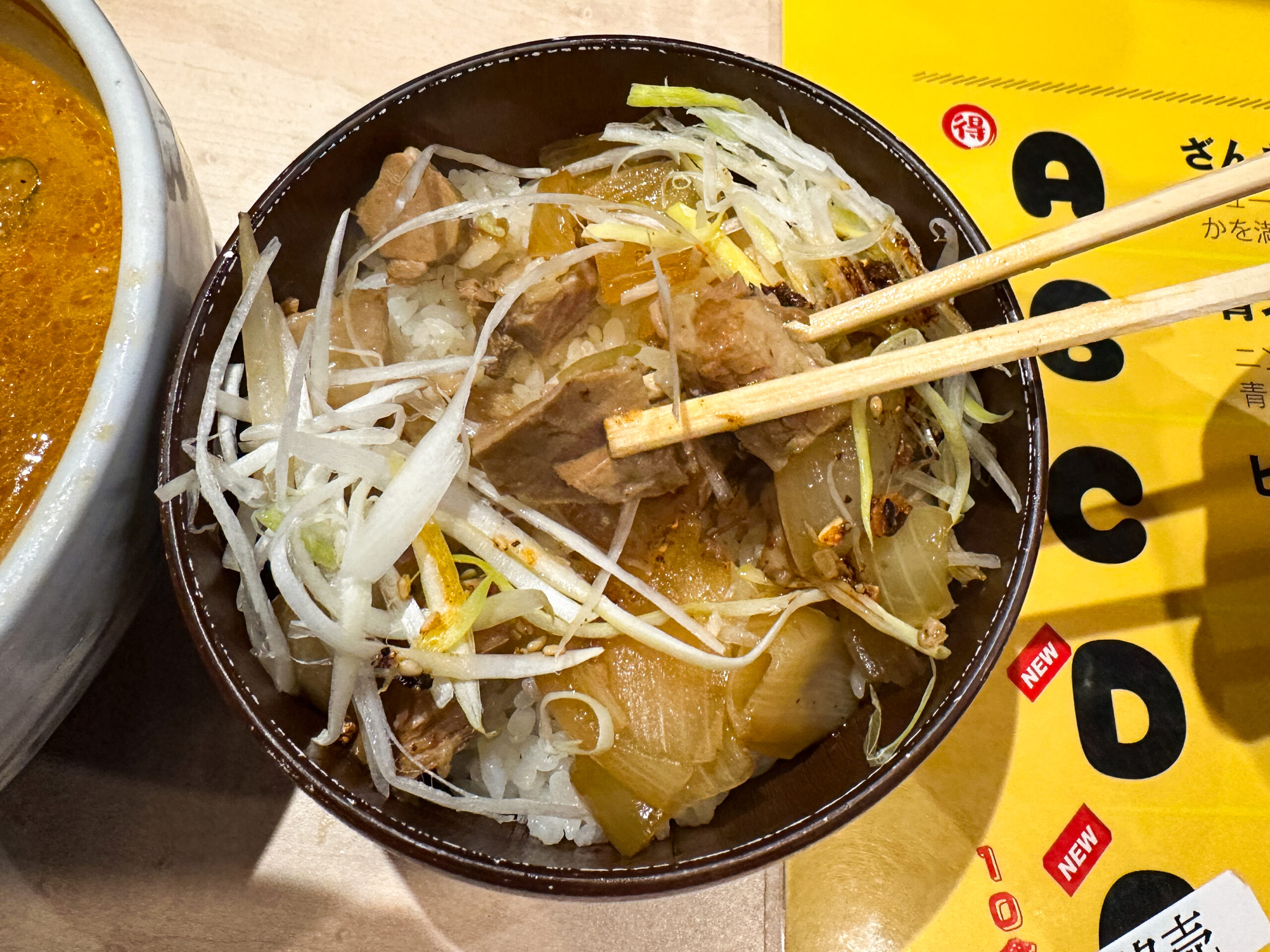 香ばしい焼き味噌スープの札幌味噌ラーメン、角チャーシュー白ネギ飯