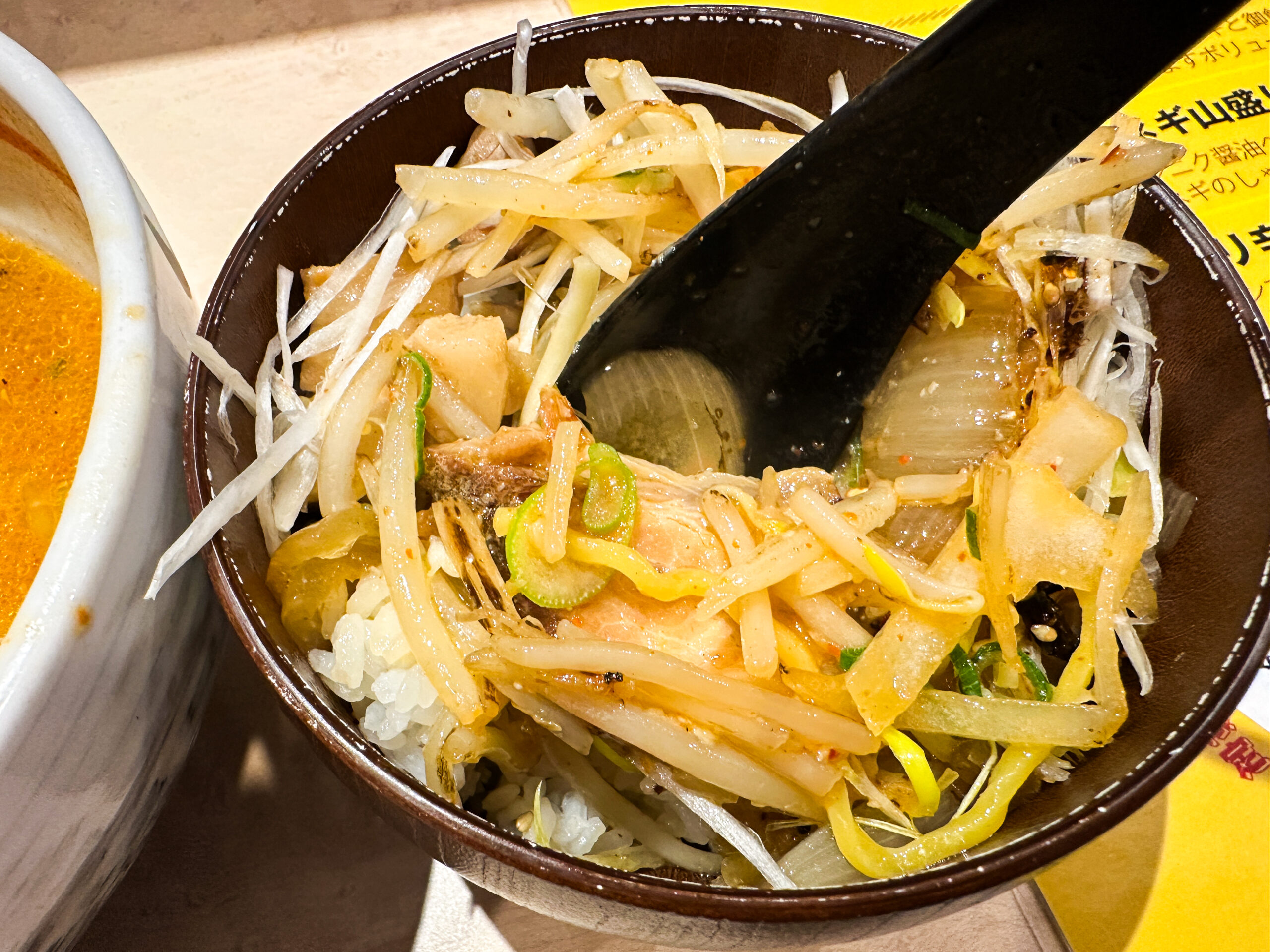 香ばしい焼き味噌スープの札幌味噌ラーメン、角チャーシュー白ネギ飯
