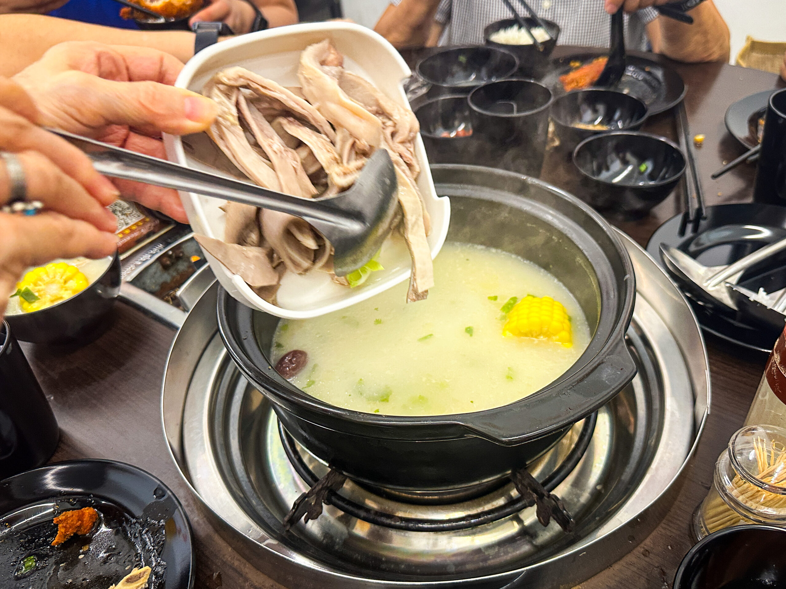 鶏の旨味が凝縮された猪肚鸡火锅のスープに    豚の胃袋（猪肚）をぶち込む