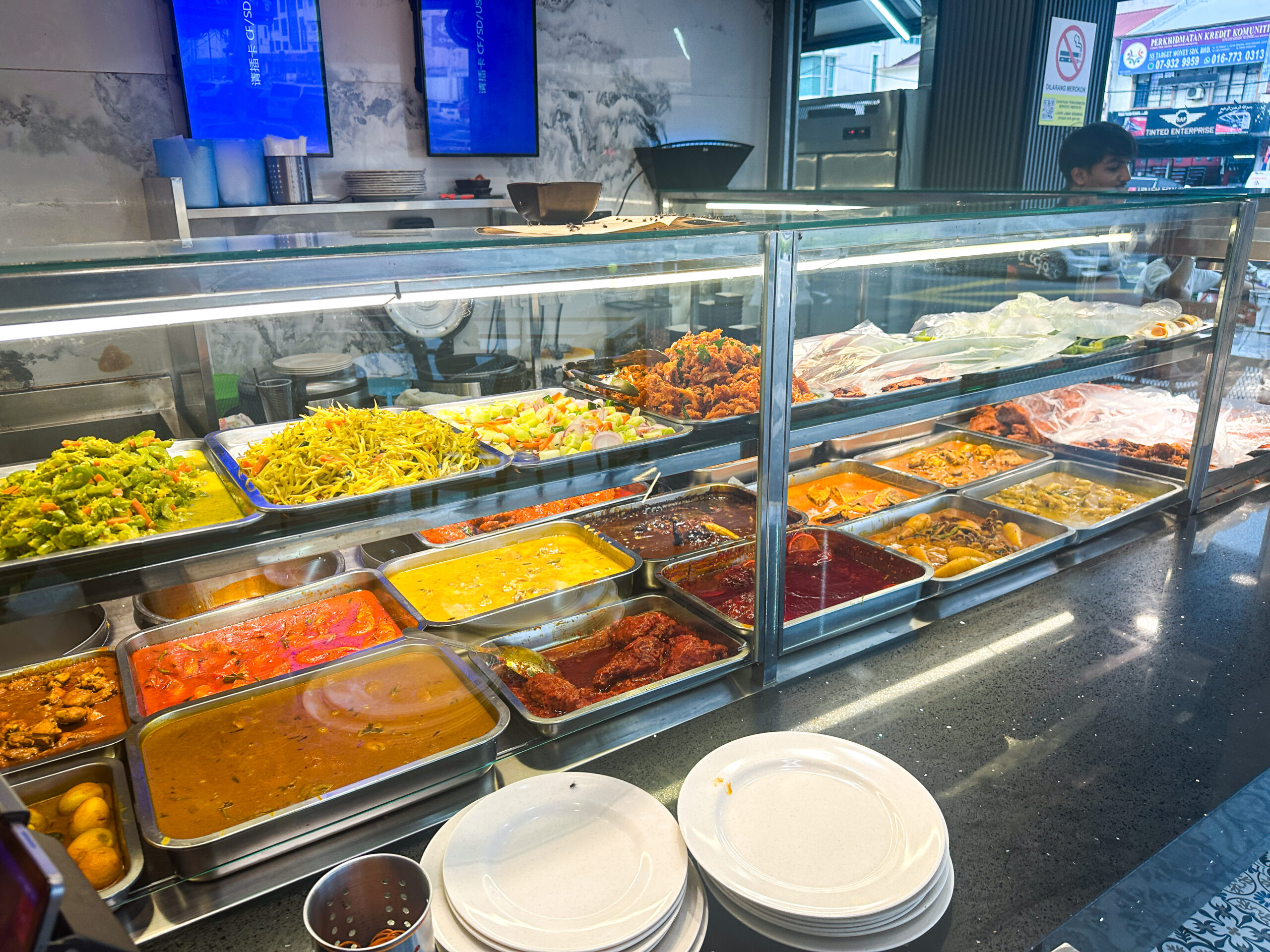 Nasi Kandar Al Aqsa Segamatのナシカンダー　カウンター内の料理