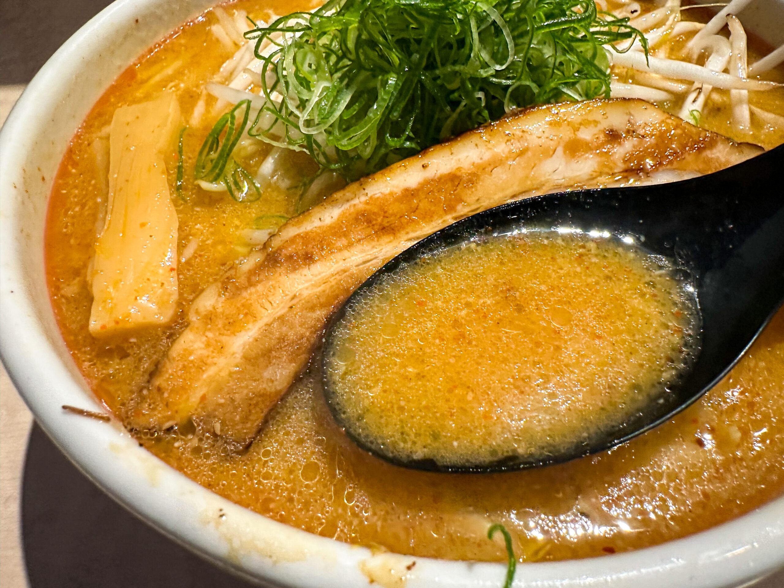 札幌麺屋そらやの札幌辛味噌ラーメン、スープ