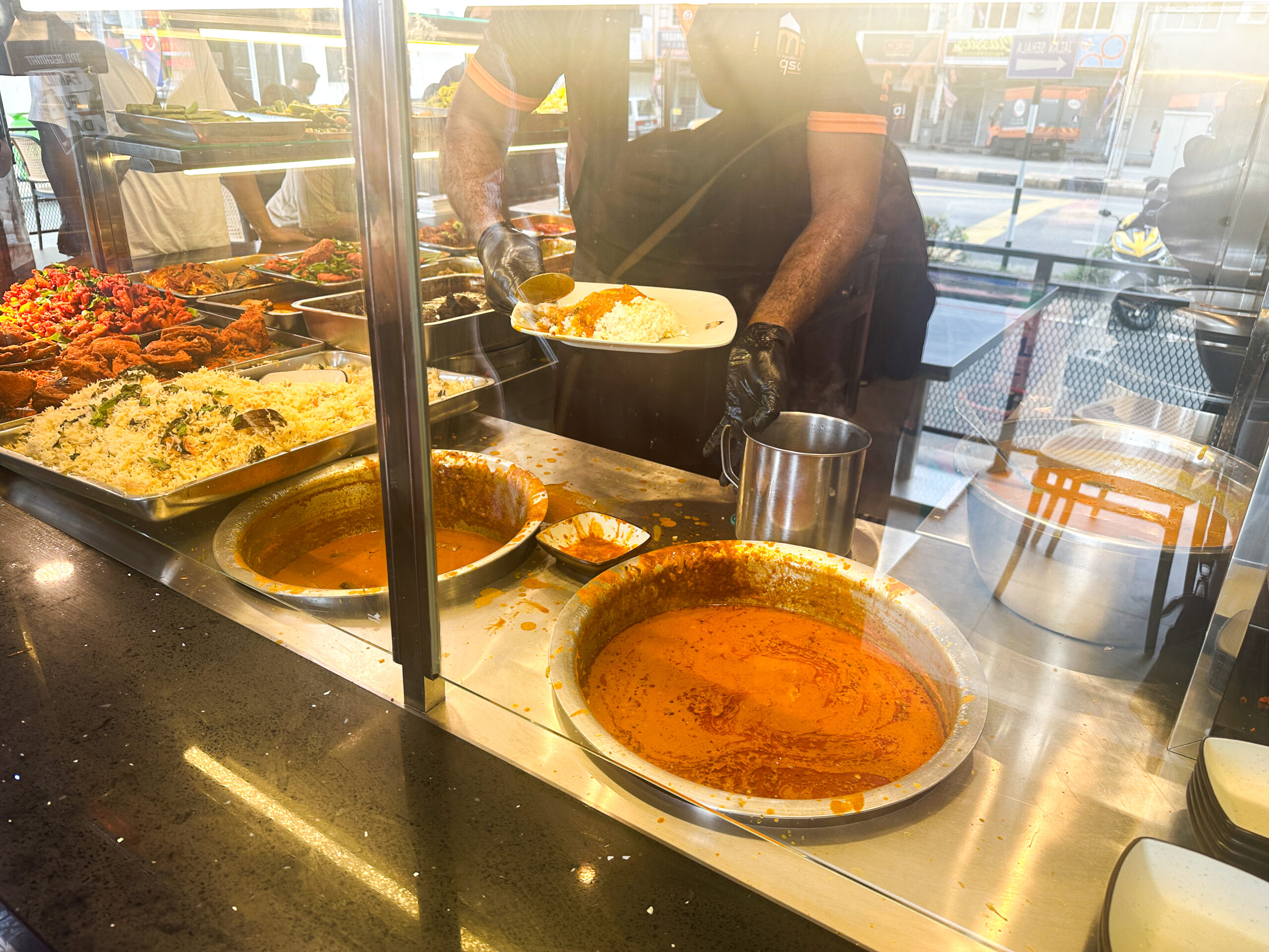  Nasi Kandar Al Aqsaのカレーソースをかけたご飯　「クア・チャンプル（Kuah Campur）」