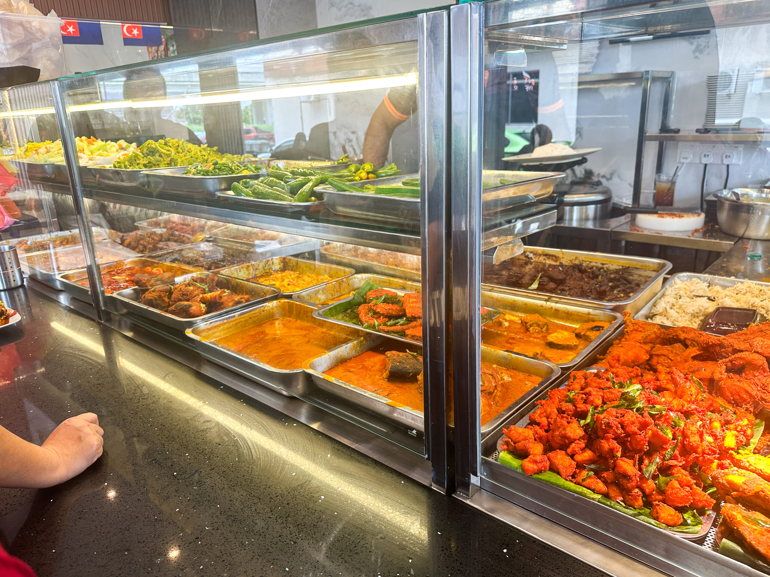 Nasi Kandar Al Aqsa Segamatのナシカンダー　カウンター内の料理