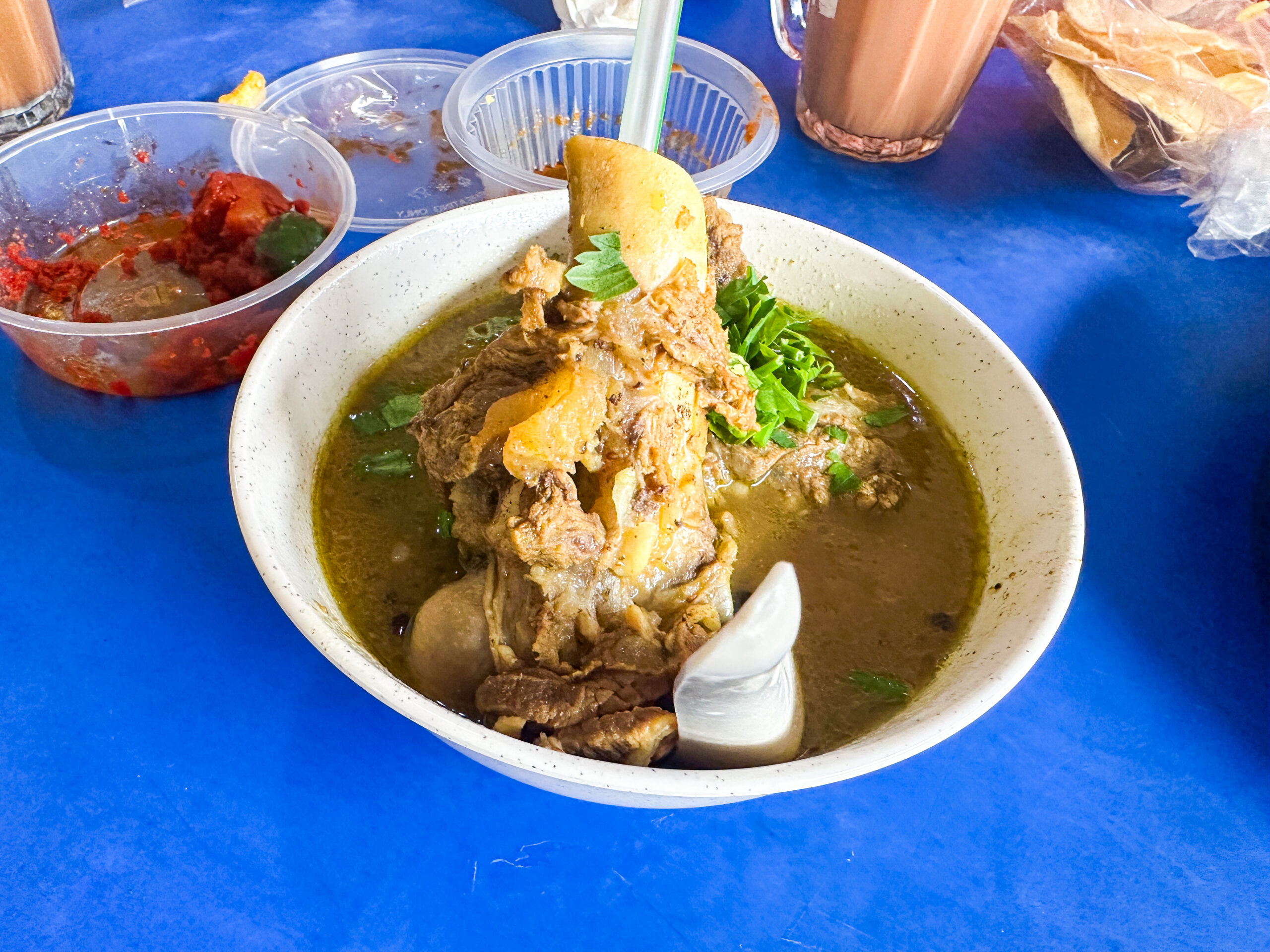 「Restoran Kari Kambing 40 Hari」の Sup Gear Box
「ギアボックスのような大きな骨が入った羊肉スープ」