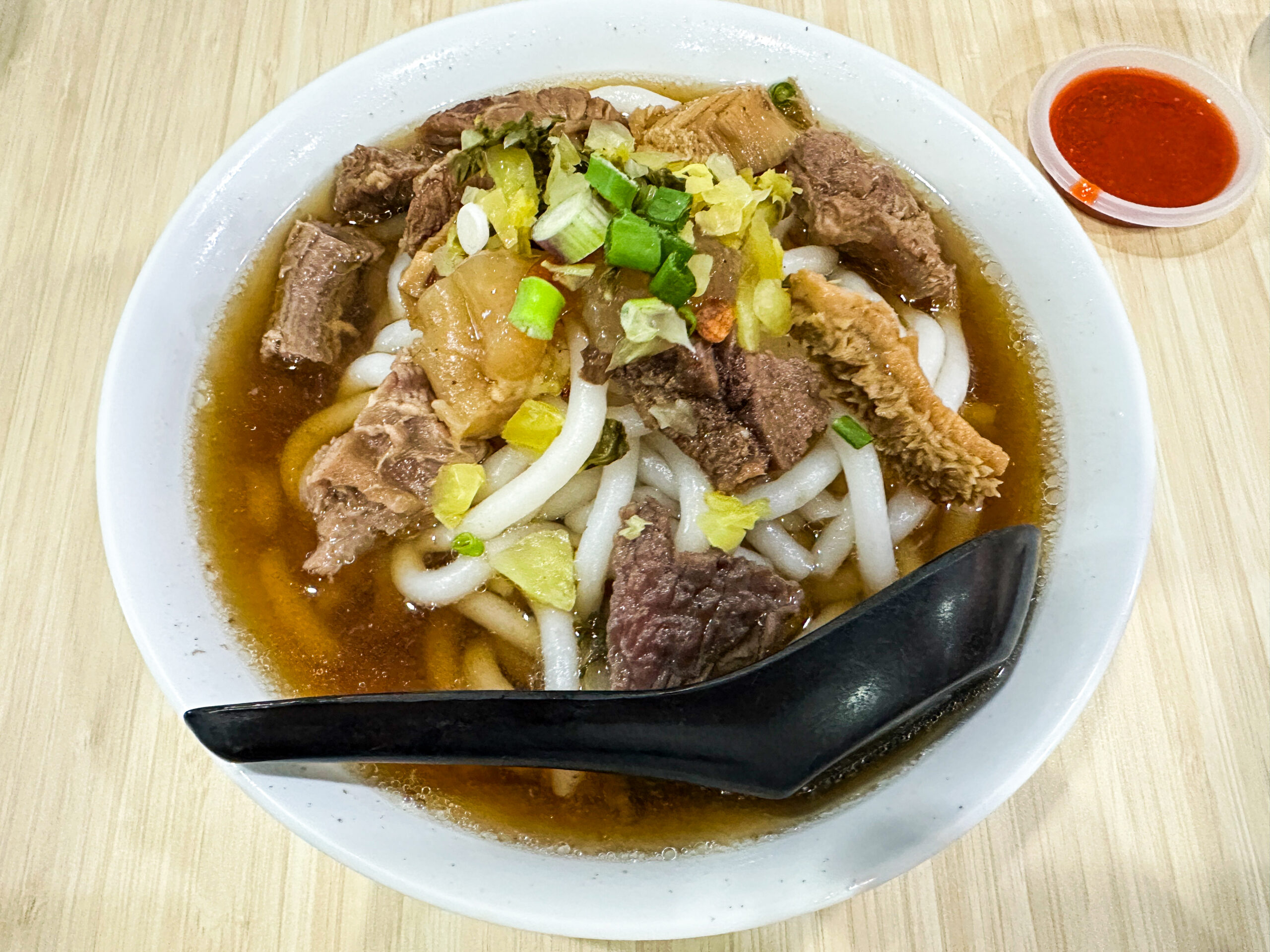 Kluang(クルアン)
Yean Kee Beef Noodleの
牛肉と牛モツがたっぷり入ったビーフヌードル スープ Beef Soup Noodle(ビーフヌードルスープ)