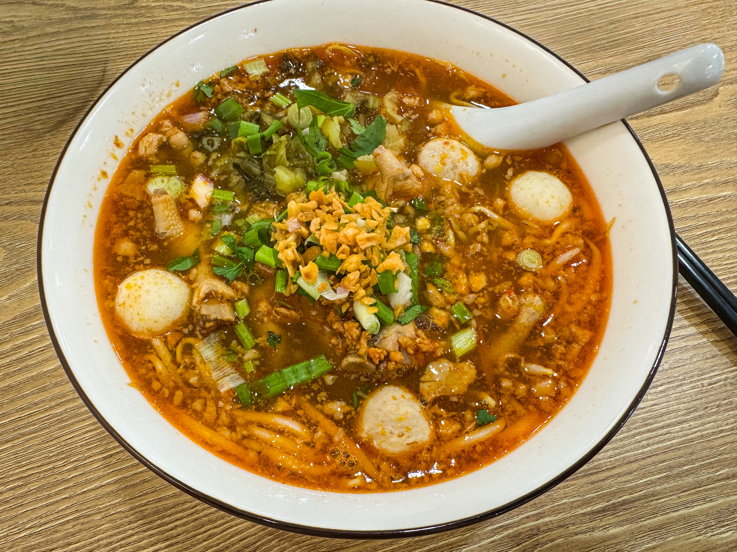 やわらかく煮込んだ鶏足が入った泰式鸡脚面