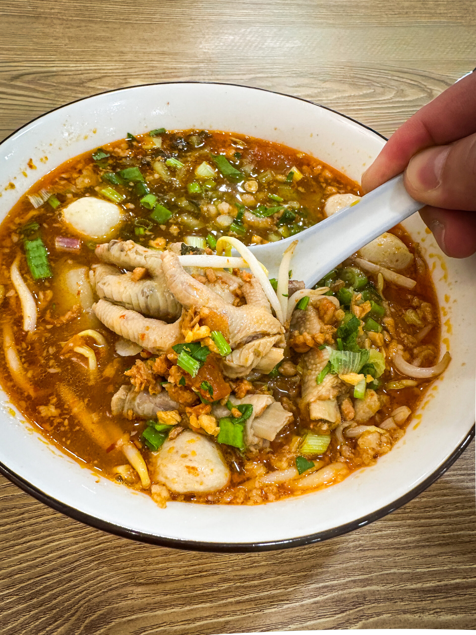 やわらかく煮込んだ鶏足が入った泰式鸡脚面
