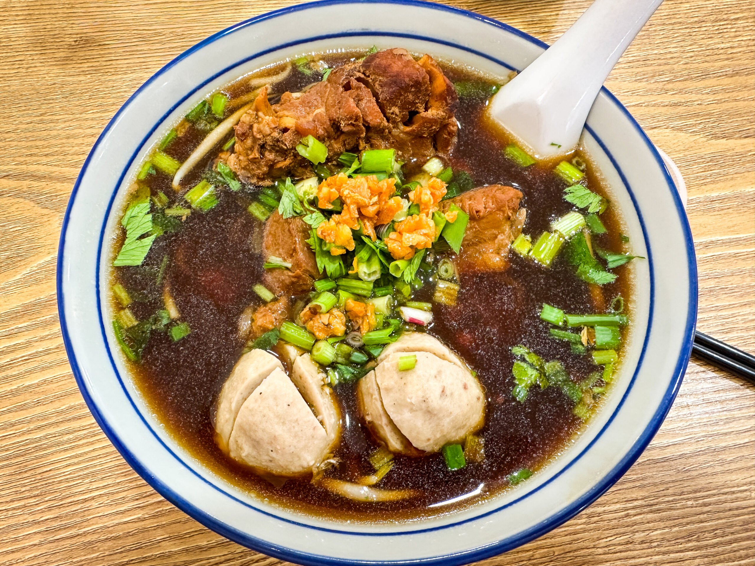 大きなスペアリブとパクチーをのせた泰式排骨面