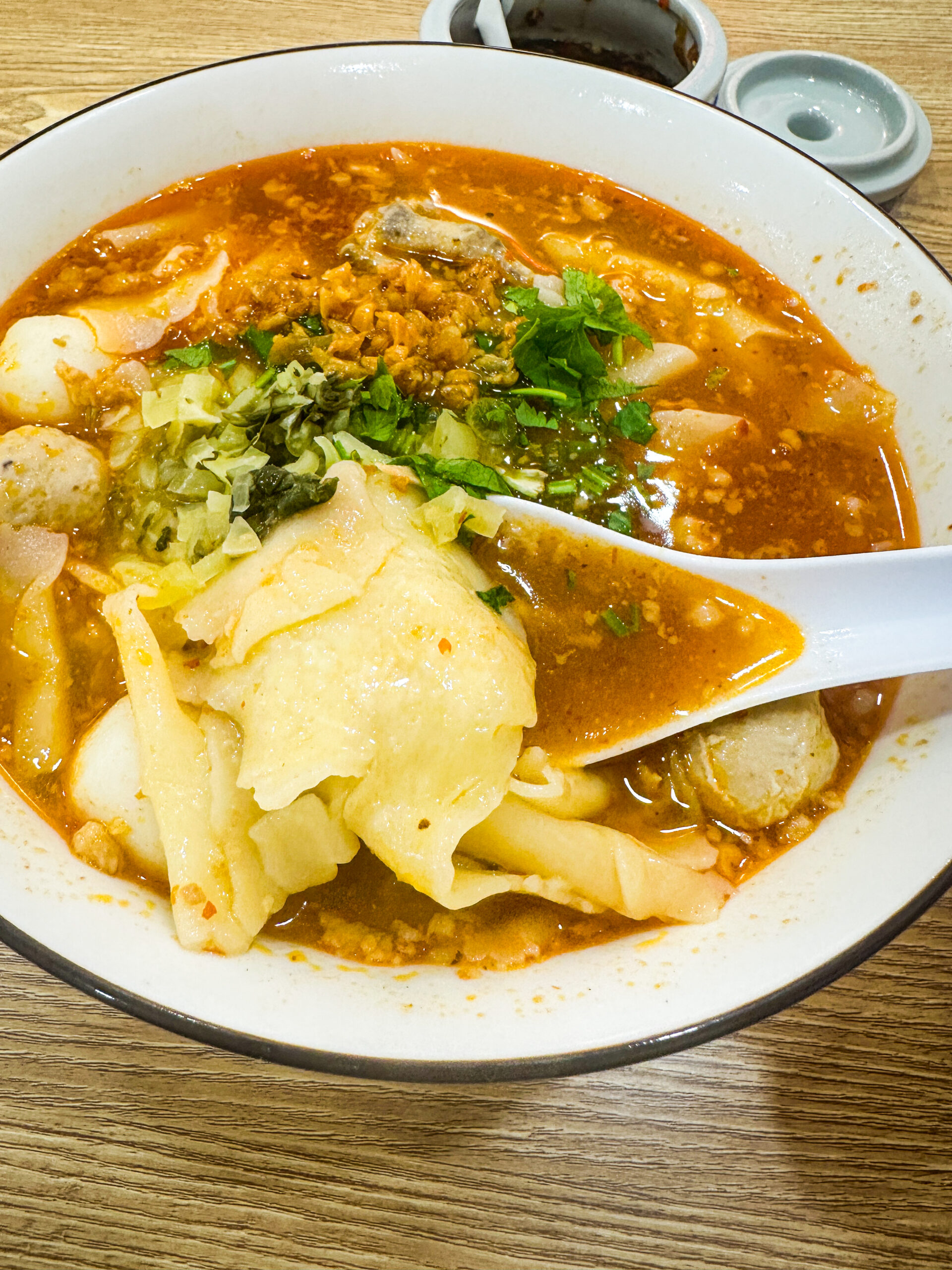 やわらかく煮込んだ鶏足が入った泰式鸡脚面の面粉糕