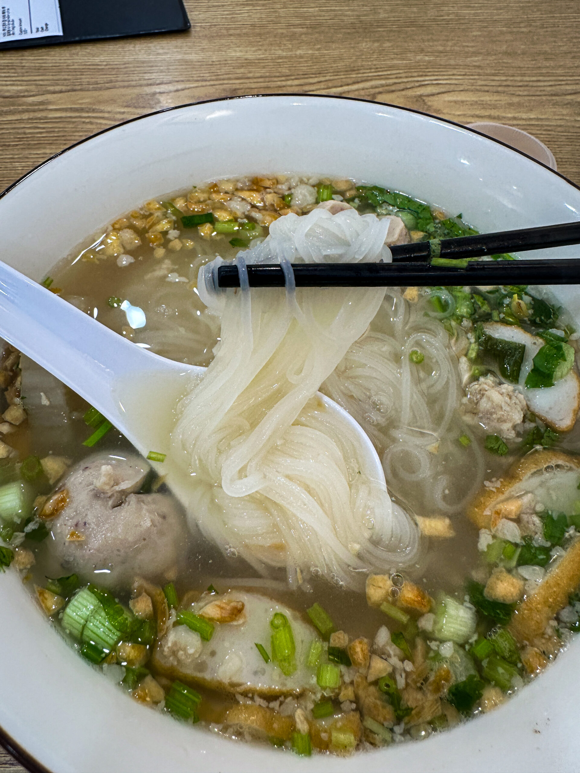 にんにくが香るChonThongの泰式清汤面麺リフト