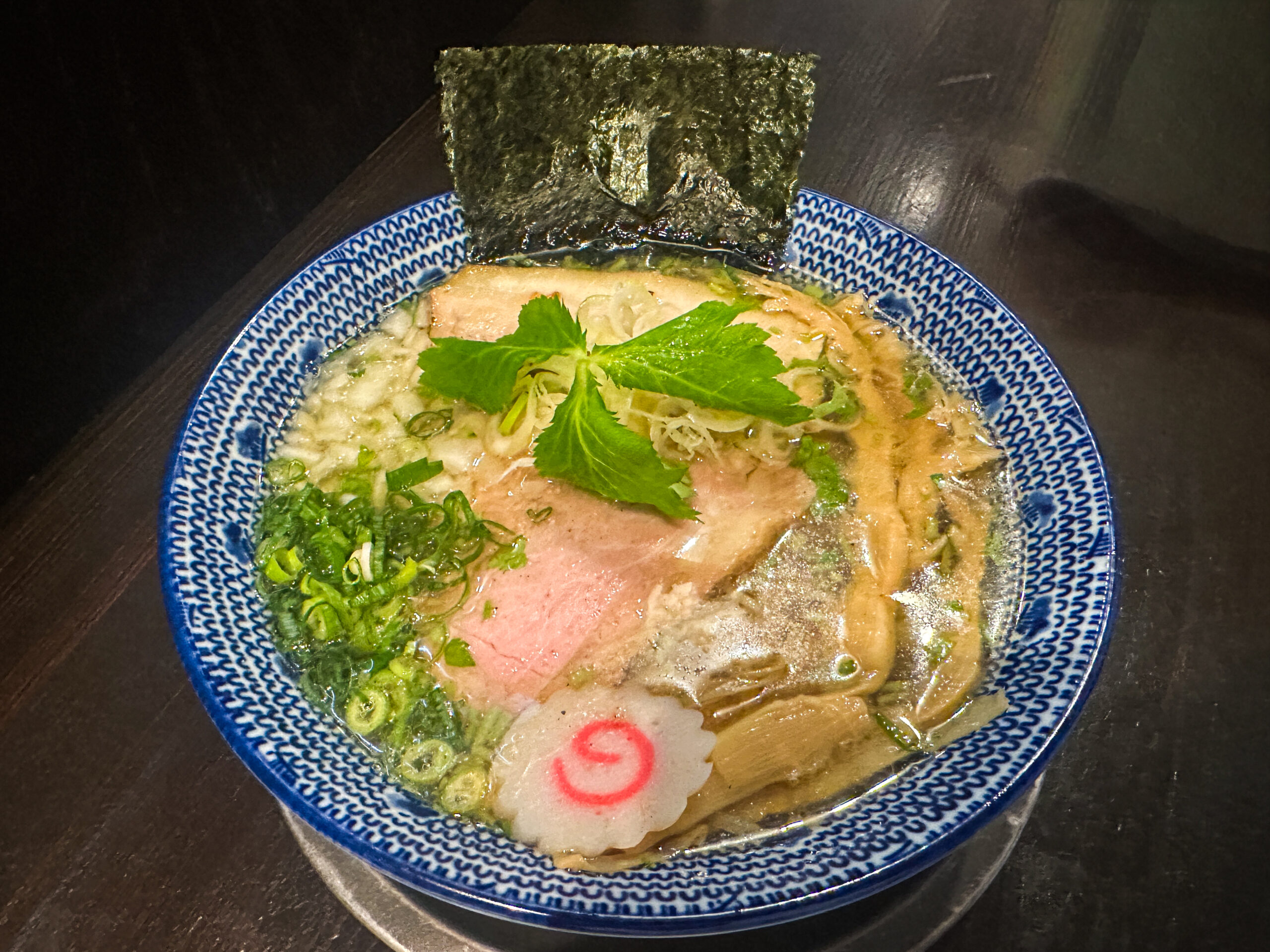 「煮干しラーメン」煮干しのシャンパンゴールド