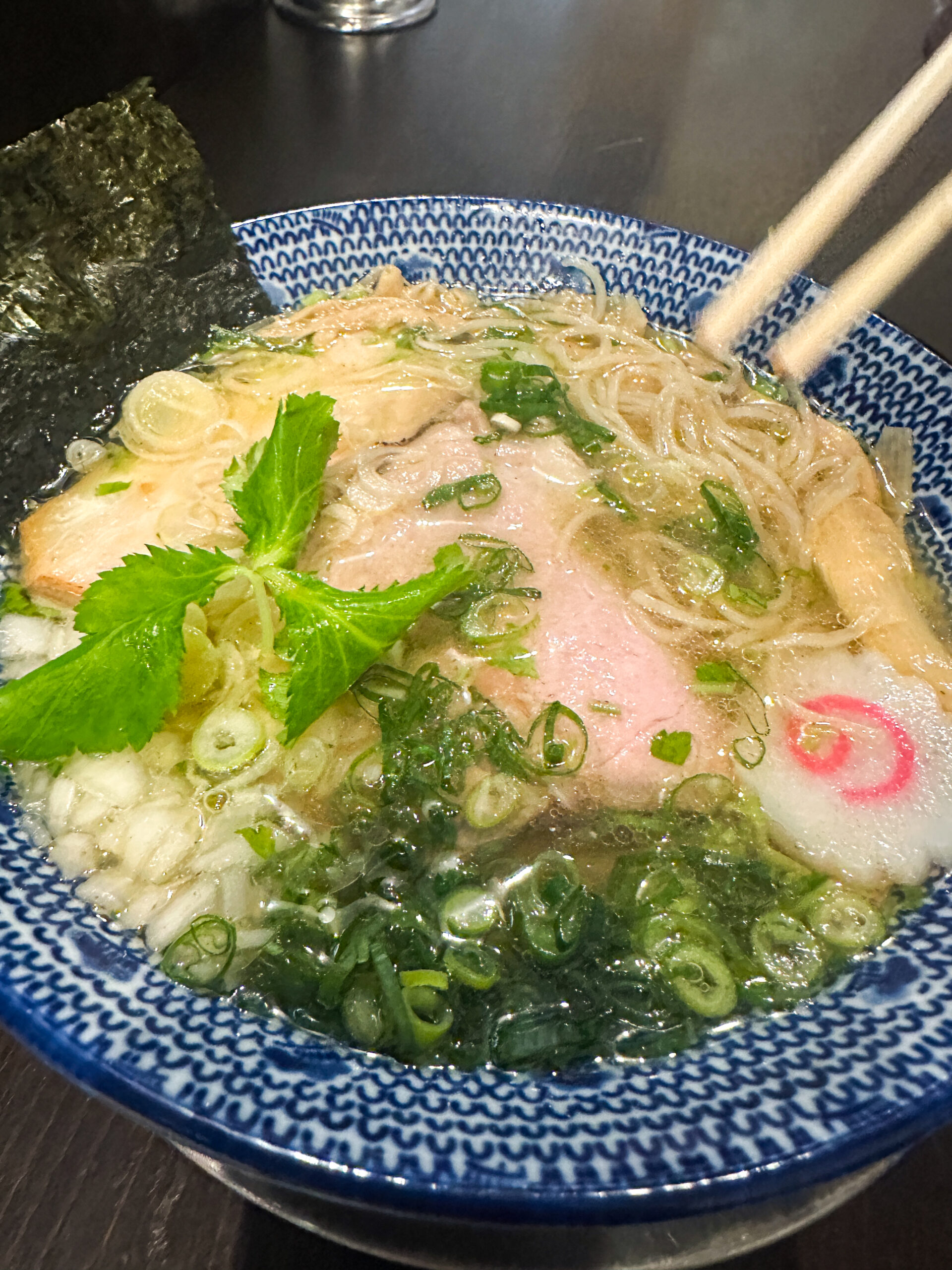 「煮干しラーメン」煮干しのシャンパンゴールド