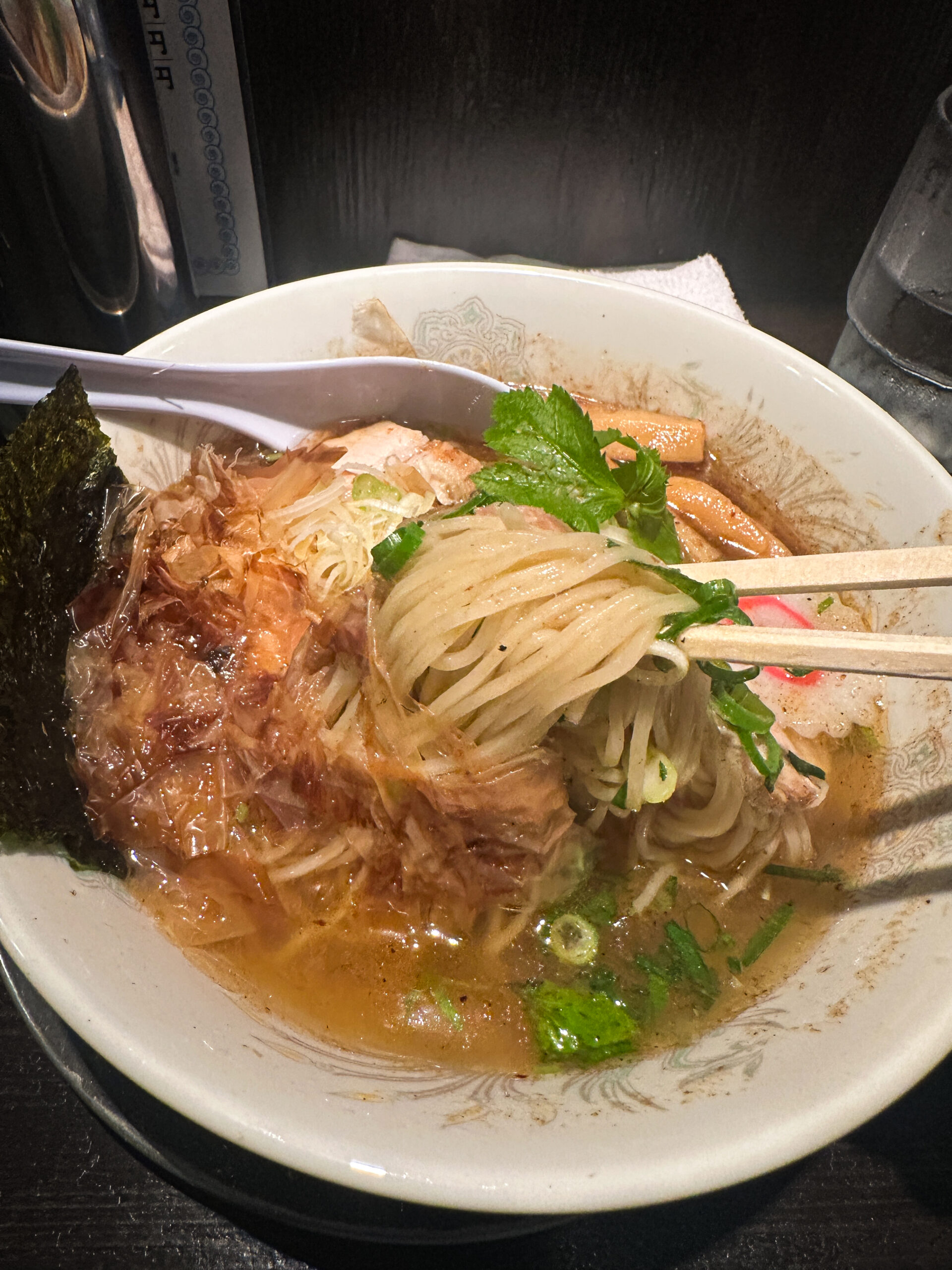 麺奏 弥栄の細麺を持ち上げたところ