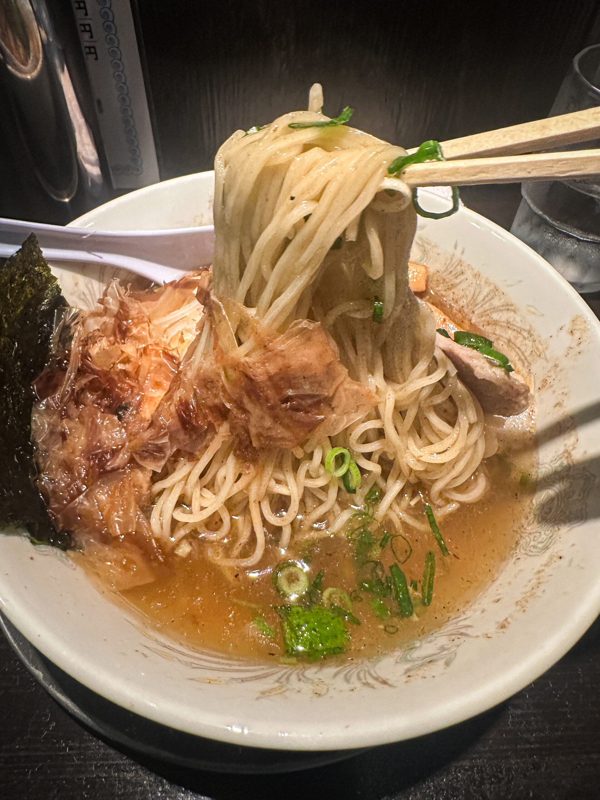 麺奏 弥栄の細麺を持ち上げたところ