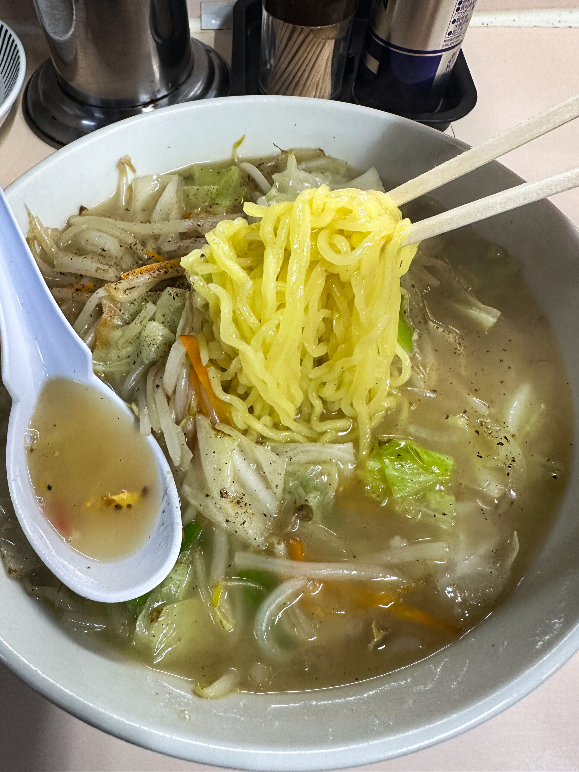 鈴竹食堂で食べたタンメン、麺リフト