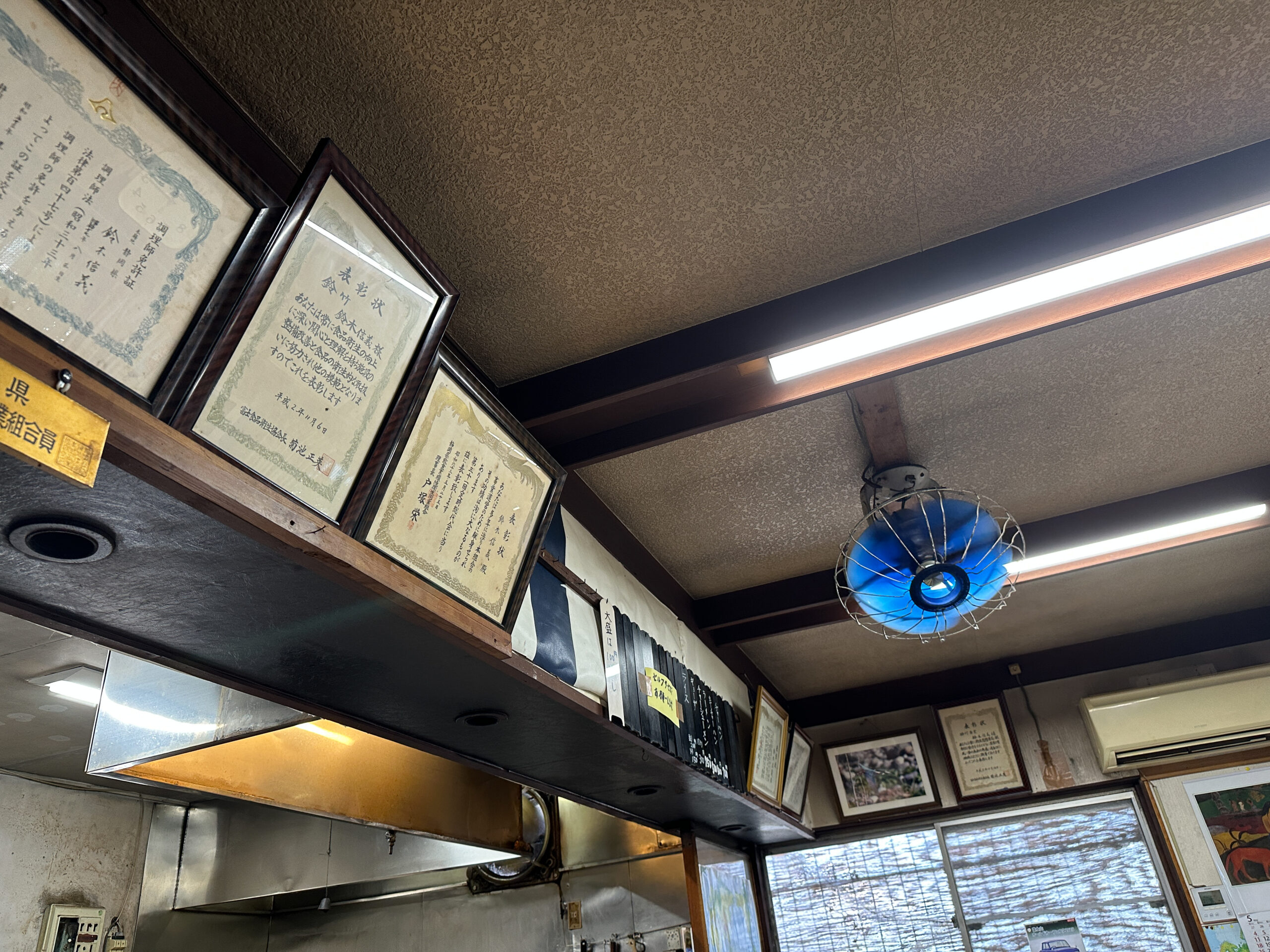 鈴竹食堂の店内とカウンター席