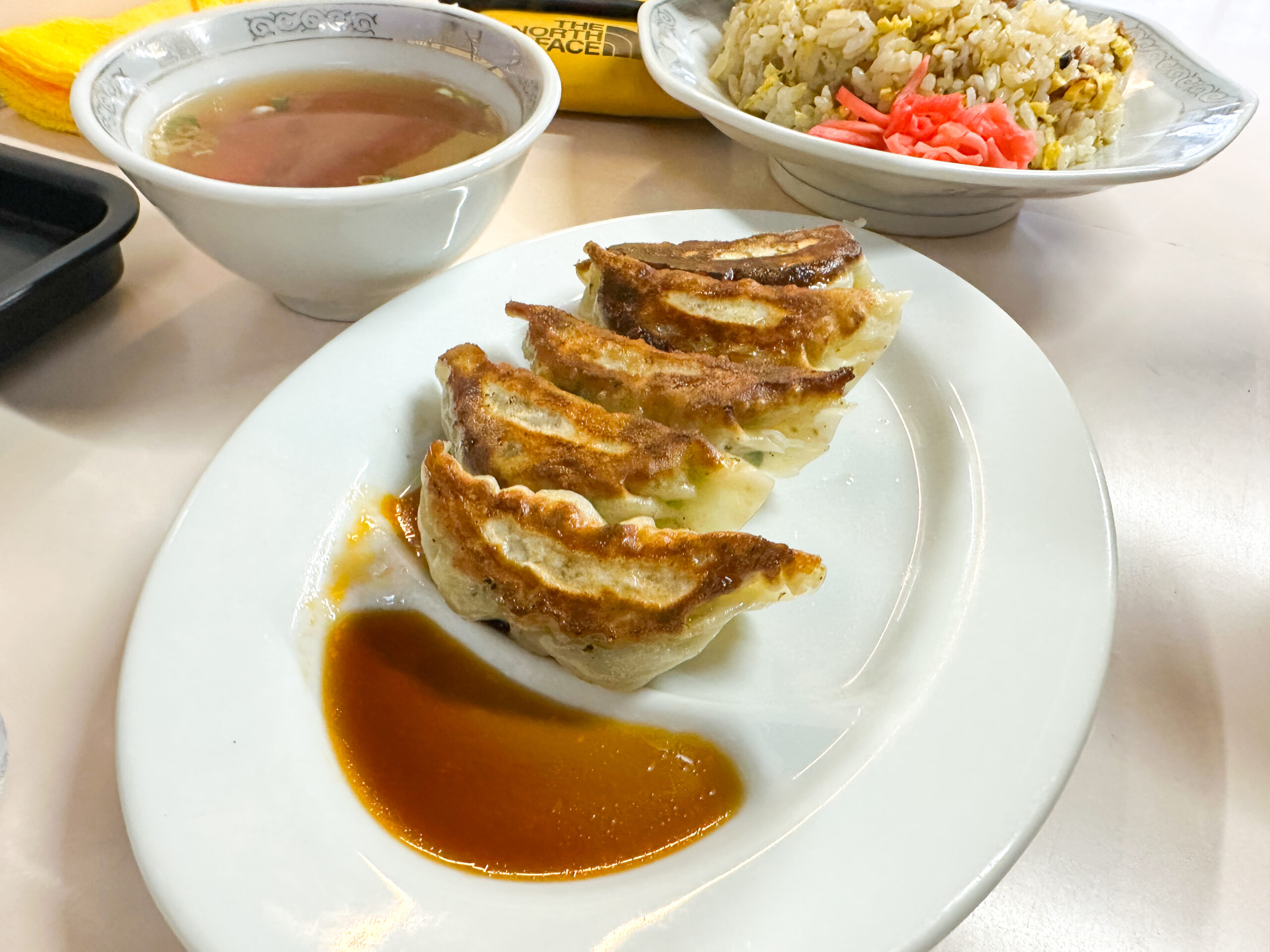 鈴竹食堂のラーメンと餃子と半チャーハン