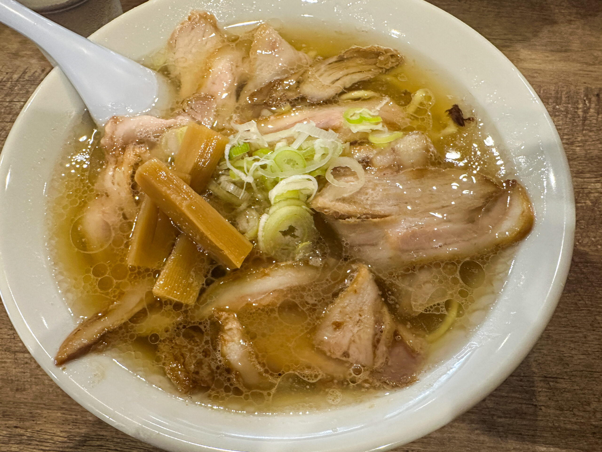 松福本店の中華そば｜牛骨スープのラーメン