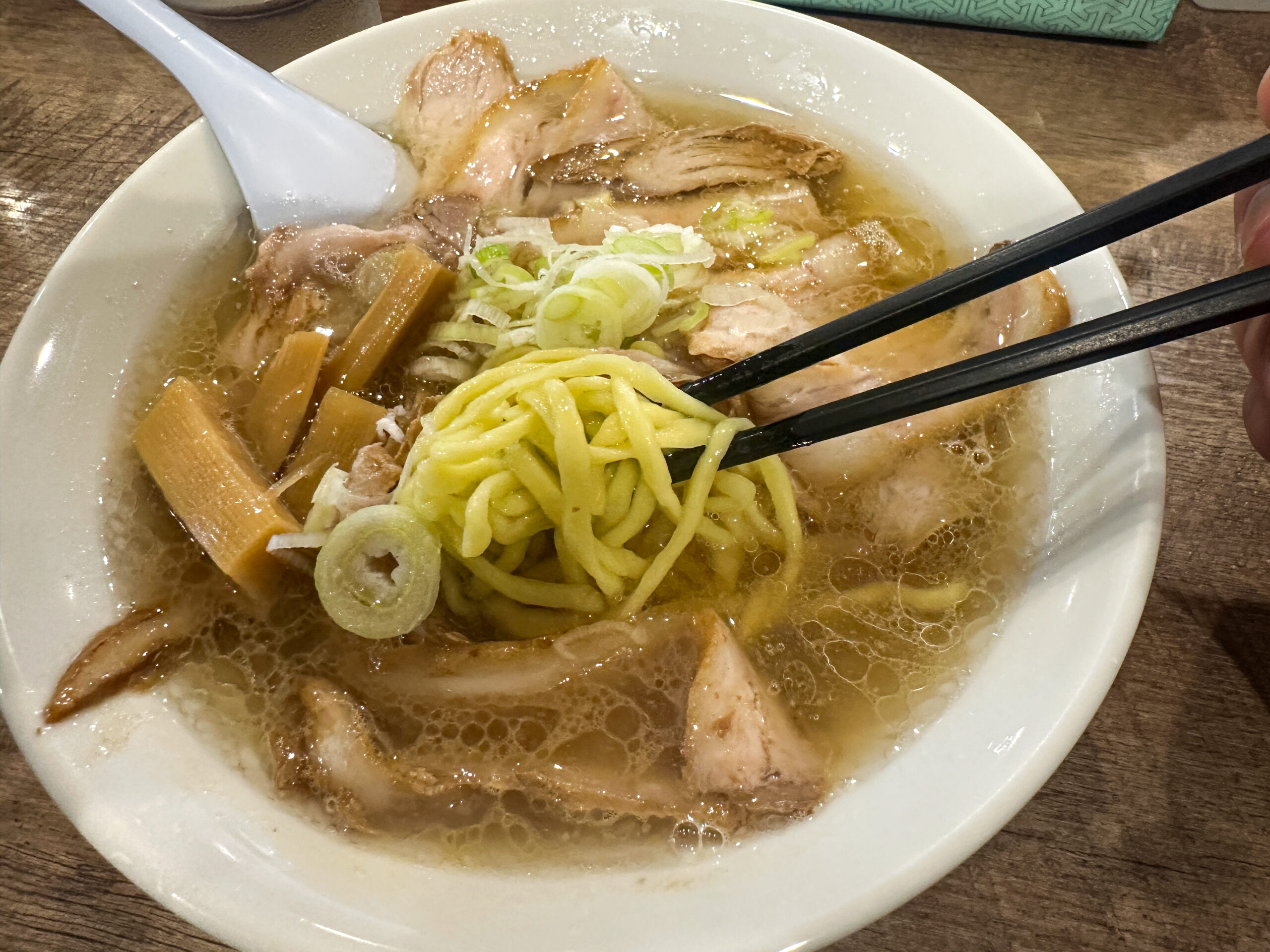 松福の中華そばに入ったチャーシューと具材、手打ち麺