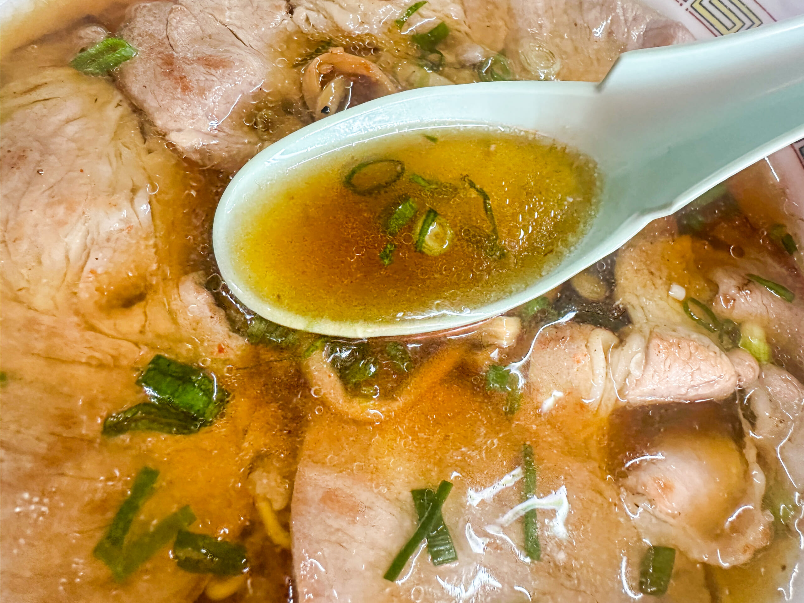 北京亭の焼肉ラーメンに乗った豚肉