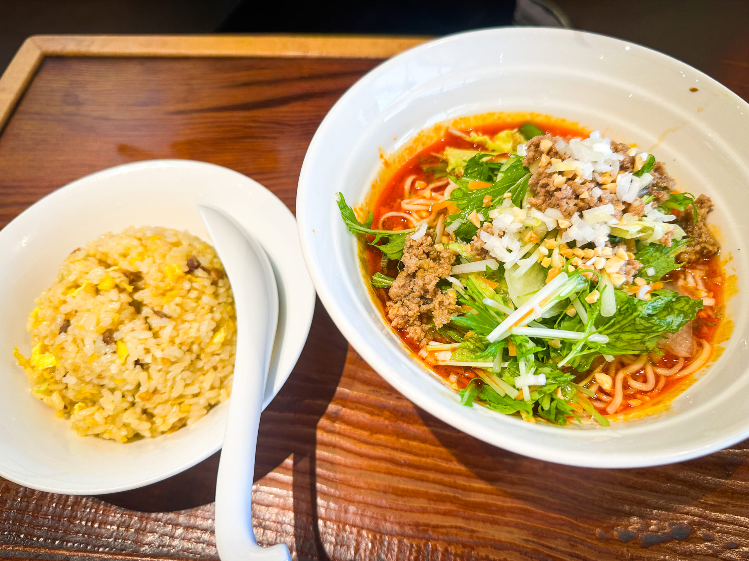 夏季限定だけど、人気No. 1メニュー「冷やし担々麺と半炒飯」。
