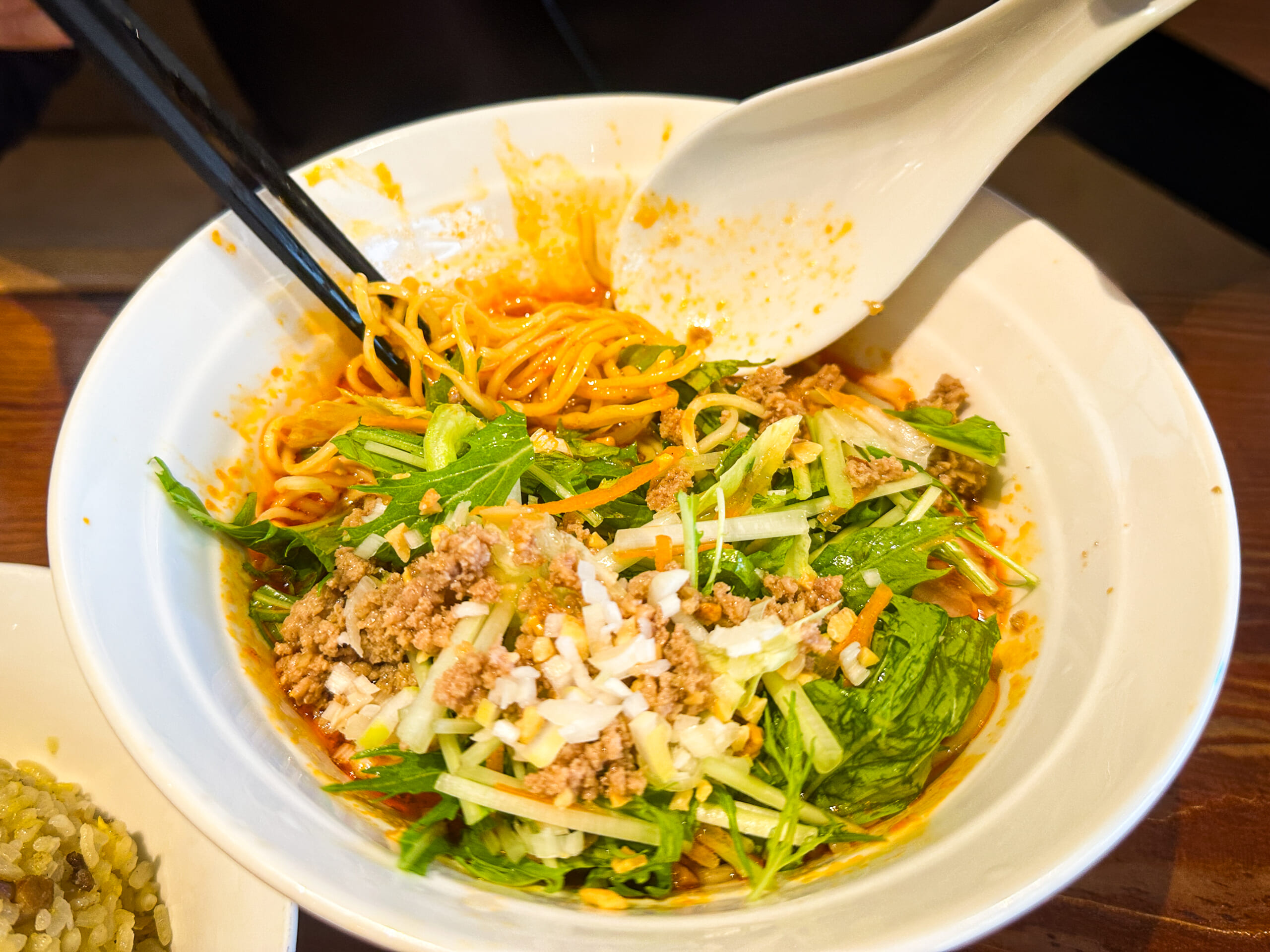 夏季限定だけど、人気No. 1メニュー「冷やし担々麺と半炒飯」。